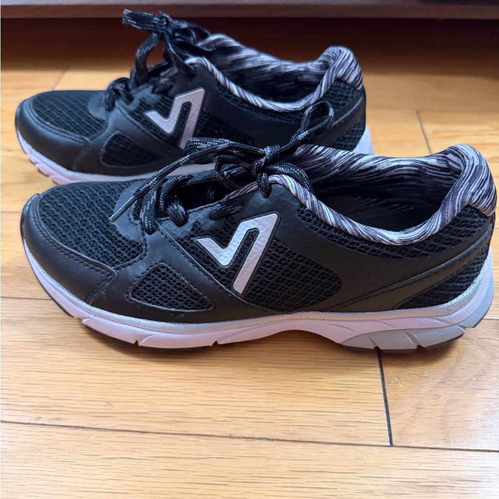 Vionic Black/White Sneakers Women Sz 6.5 GUC